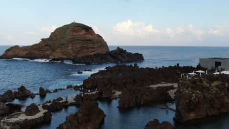 Panoramaaufnahme-Der-Natürlichen-Pools-Von-Porto-Moniz-Und-Der-Insel-Ilhéu-Mole-Auf-Der-Insel-Madeira