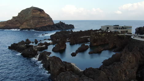 Fantastische-Luftaufnahme-Im-Orbit-Der-Wunderschönen-Natürlichen-Pools-Der-Stadt-Porto-Moniz-Auf-Der-Insel-Madeira