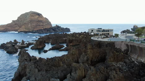 Fantastische-Panoramaaufnahme-Der-Natürlichen-Pools-Von-Porto-Moniz-Und-Der-Insel-Ilhéu-Mole-Auf-Der-Insel-Madeira