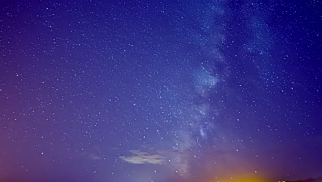 Estrellas-Giratorias-En-El-Cielo-Nocturno-Y-Nubes-Voladoras-En-La-Naturaleza,-Tiro-De-Lapso-De-Tiempo