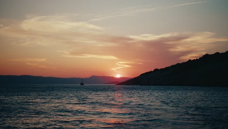 Schöner-Sonnenuntergang-Von-Einem-Boot-Auf-Der-Kroatischen-Insel-Krk---4k-Zeitlupe