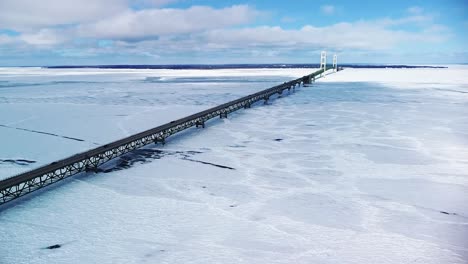 Mackinac-Bridge-Winterlicher-Luftaufstieg-Mit-Eis
