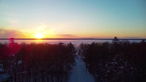 Antenne-Winter-Sonnenuntergang-Aufstieg-über-Wald---Michigan