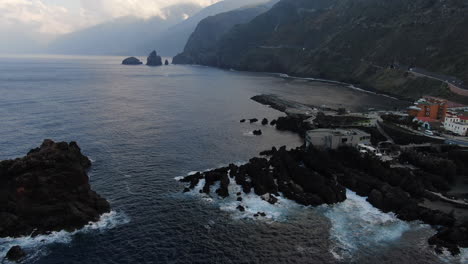 Luftaufnahme-Aus-Halber-Höhe-Der-Natürlichen-Pools-In-Der-Stadt-Porto-Moniz-Auf-Madeira