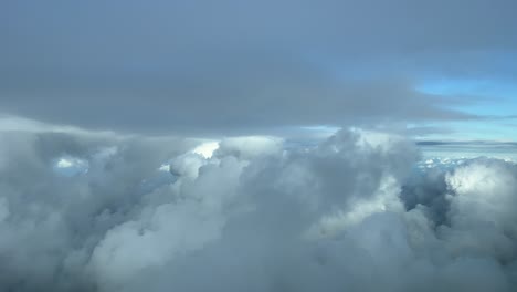 Pilotenperspektive-Aus-Einem-Jet-Cockpit-Beim-Flug-Durch-Einen-Turbulenten-Winterhimmel