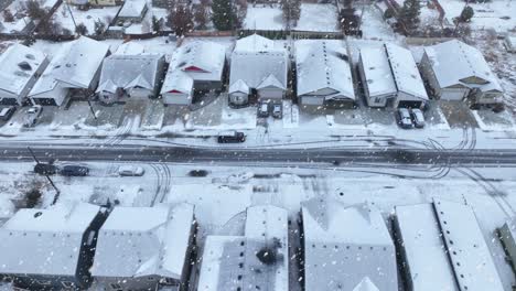 Obenliegende-Luftaufnahme-Von-Häusern-Mit-Einer-Frischen-Schneeschicht,-Die-Sie-Bedeckt