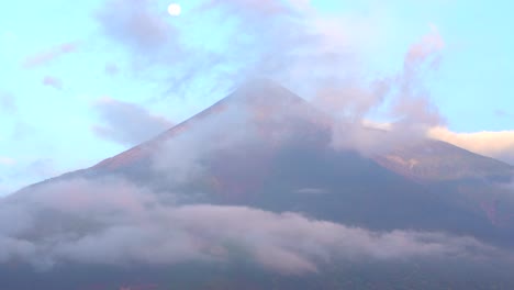 Panning-shot-of-volcanoes-in-antigua-guatemala