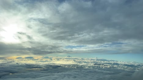 Luftaufnahme,-Sicht-Des-Piloten,-Aus-Einem-Jet-Cockpit-Während-Der-Reiseflughöhe-Mit-Kaltem-Winterhimmel