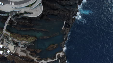 Luftaufnahme-Und-Erhöhung-Der-Höhe-über-Den-Wunderschönen-Natürlichen-Pools-In-Der-Stadt-Porto-Moniz-Auf-Madeira