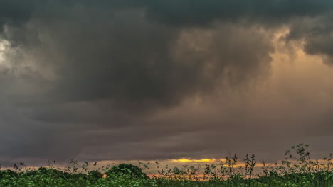 Nubes-Tormentosas-Oscuras-Que-Fluyen-Sobre-El-Paisaje-Del-Prado,-Lapso-De-Tiempo-De-Fusión