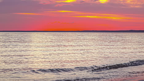 Zeitraffer-Der-Meereslandschaft-Am-Sonnenuntergangshimmel-Mit-Ruhigen-Wellen-An-Der-Meeresküste