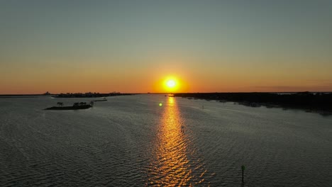 Luftaufnahme-Des-Sonnenuntergangs-über-Wolf-Bay-In-Der-Nähe-Von-Alabama