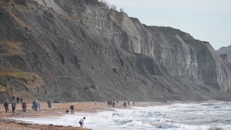 Dorset-cliffs-in-the-south-of-England,-beach-for-tourists