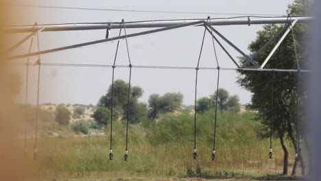 Hängende-Sprinkler-Außermittig-Pivot-Bewässerungssystem-Im-Ländlichen-Punjab