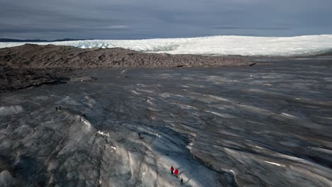 Vista-Aérea-De-La-Gente-Caminando-Por-El-Casquete-Polar-En-Pinot-660,-Justo-En-Las-Afueras-De-Kangerlussuaq,-Groenlandia