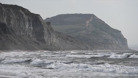 Dorset-cliffs-in-the-south-of-England,-waves-on-the-sea