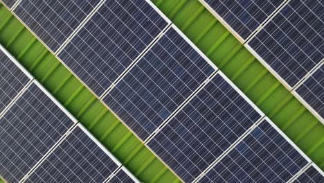 Solarpanel Auf Dem Grünen Lagerdach, Luftaufnahme Von Oben Nach