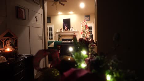 Blick-Aus-Der-Dunkelheit-Des-Flurs-In-Das-Wohnzimmer-Mit-Geschmücktem-Weihnachtsbaum---Gleitbewegung
