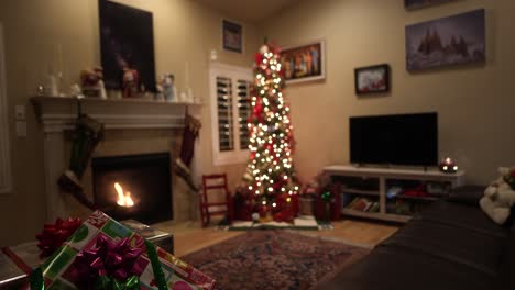 árbol-De-Navidad-En-Una-Habitación-Acogedora-Junto-A-La-Chimenea-Con-Regalos-En-Primer-Plano---Vista-Estática