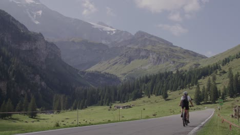 Ciclista-De-Montaña-Frente-Al-Hermoso-Panorama-Alpino-En-Suiza
