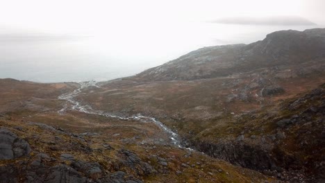 Luftaufnahme-Eines-Langen-Wasserfalls,-Der-Außerhalb-Von-Nuuk,-Grönland,-In-Richtung-Meer-Fließt