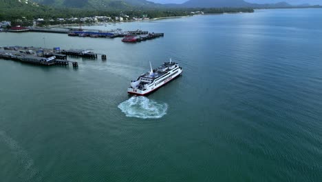 Koh-Samui-Seatran-Ferry-Pier,-Ship-drone-shot,-4K,-Thailand,-Surat-Thani