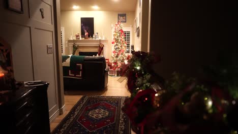 Dunkler-Flur-Mit-Blick-In-Ein-Geschmücktes-Zimmer-Mit-Weihnachtsbaum---Dolly-Back