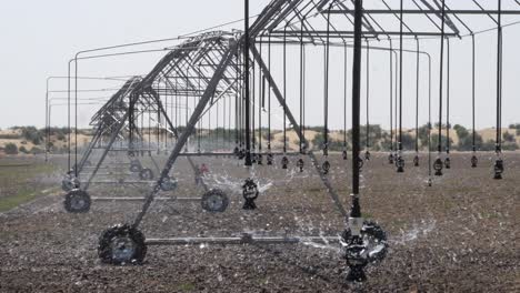 Center-Pivot-Irrigation-Sprinkler-System-Watering-Farm-Field-Crops-In-Punjab
