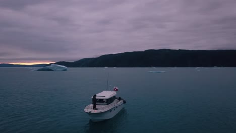 Antenne-Eines-Motorboots-Im-Eiswasser-Von-Einer-Riesigen-Eiskappe