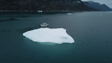 Antenne-Eines-Motorboots-Im-Eiswasser-Von-Einer-Riesigen-Eiskappe
