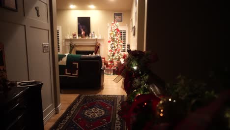 Langsam-Einen-Flur-Entlang-An-Der-Geschmückten-Treppe-Entlang-Zu-Einem-Weihnachtsbaum