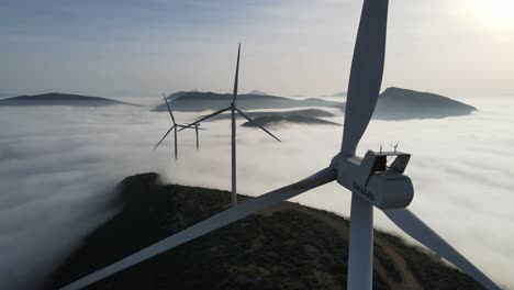 Aufnahme-Von-Windgeneratoren-über-Morgennebel-In-Zentralgriechenland-Mit-Einer-Drohne