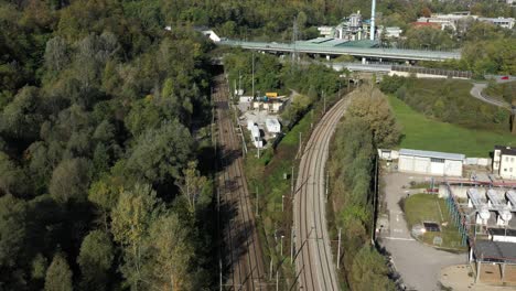 Vista-con-drone-del-bivio-ferroviario-presso-la-galleria-di-Monte-Olimpino-2-in-provincia-di-Como,-che-congiunge-il-traffico-merci-fra-Chiasso-in-Svizzera-e-Milano-in-Italia