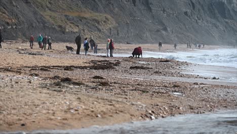 Charmouth-Beach-In-Dorset,-Südengland,-Küste-Und-Menschen-Bewundern-Die-Aussicht