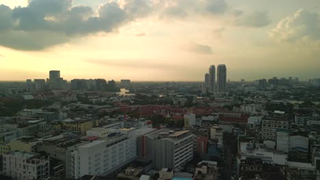 Goldene-Stunde-Magische-Luftaufnahme-Flugpanorama-übersicht-Drohne-Bangkok-Altstadt-Thailand,-Dezember-2022