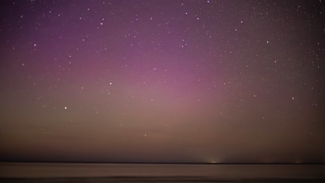 Magische-Sternenklare-Nacht-Und-Aurora-Borealis-Glühen,-Fusionszeitraffer