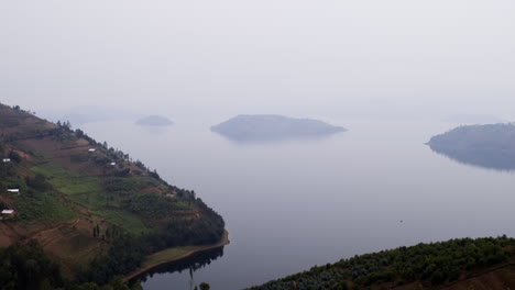 Hermoso-Lago-En-El-Centro-De-Ruanda