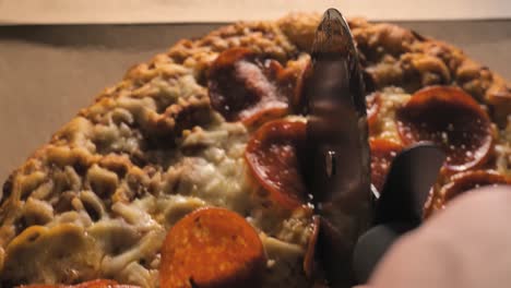 Peperoni-Pizza-Im-Italienischen-Stil-Schneiden-Mit-Pizzaschneider-POV-Hand