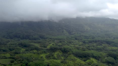 Dramatischer-Blick-Auf-Die-Insellandschaft-Von-Hawaii-Während-Des-Bewölkten-Tages