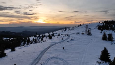 Schöne-Winterlandschaft-In-Den-Bergen-Mit-Einem-Wunderschönen-Sonnenuntergang