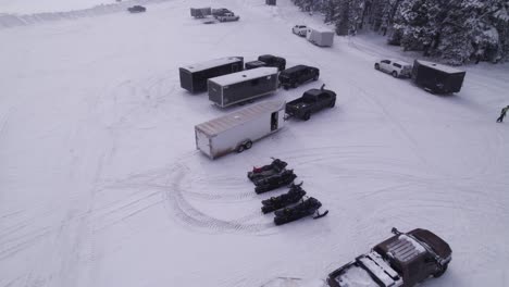 Estacionamiento-De-Montaña-De-Medio-Día-Rodado-En-La-Nieve