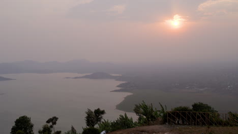 Puesta-De-Sol-Sobre-Un-Hermoso-Lago-En-Ruanda,-áfrica