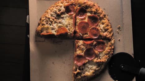 Peperoni-Pizza-Nach-Italienischer-Art,-Die-Eine-Scheibe-Nimmt
