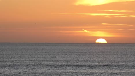 Fotografieren-Sie-Eine-Majestätische-Sonnenuntergangs--Oder-Sonnenaufgangslandschaft-Auf-Dem-Meer-Am-Horizont