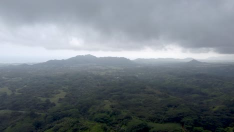 Dramatische-Aussicht-Auf-Die-Insellandschaft-Von-Hawaii-Während-Des-Bewölkten-Tages