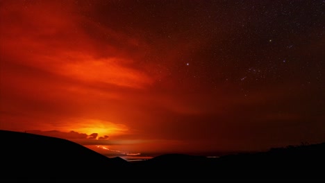 Imágenes-De-Lapso-De-Tiempo-De-La-Erupción-De-Mauna-Loa-En-La-Noche-Con-Estrellas-Y-Nubes