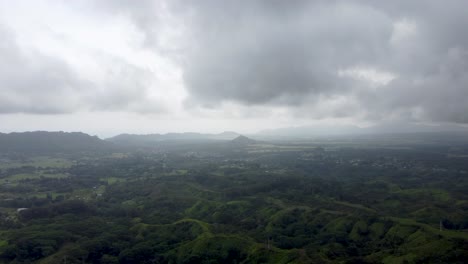 Vista-Espectacular-Del-Paisaje-De-La-Isla-De-Hawaii-Durante-El-Día-Nublado
