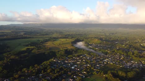 Vista-Mística-Y-Brumosa-De-Drones-Sobre-La-Selva-Tropical-De-Kauai,-Hawaii