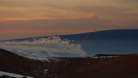 Mauna-Loa-Eruption-Gesehen-Vom-Mauna-Kea-Observatorium-Mit-Schnee-Und-Wolken