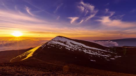 Eine-Wunderschöne-Szene-Des-Sonnenaufgangs-Mit-Dem-Ausbruch-Des-Mauna-Loa-In-Der-Ferne